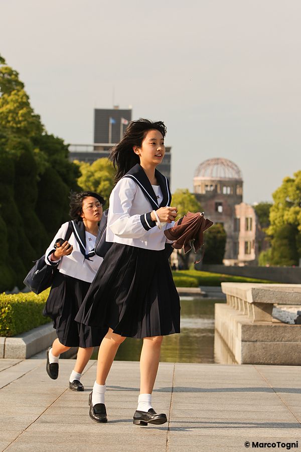 Studentesse in uniforme camminano nel Parco della Pace di Hiroshima.