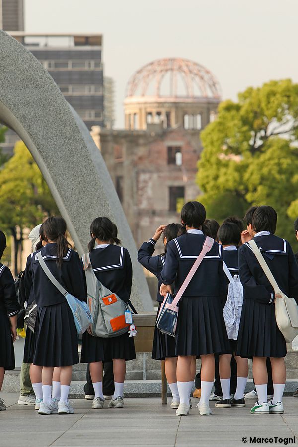 Giovani studenti osservano il Memoriale della Pace a Hiroshima.