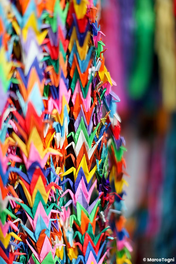 Origami di gru colorate nel Parco della Pace di Hiroshima.