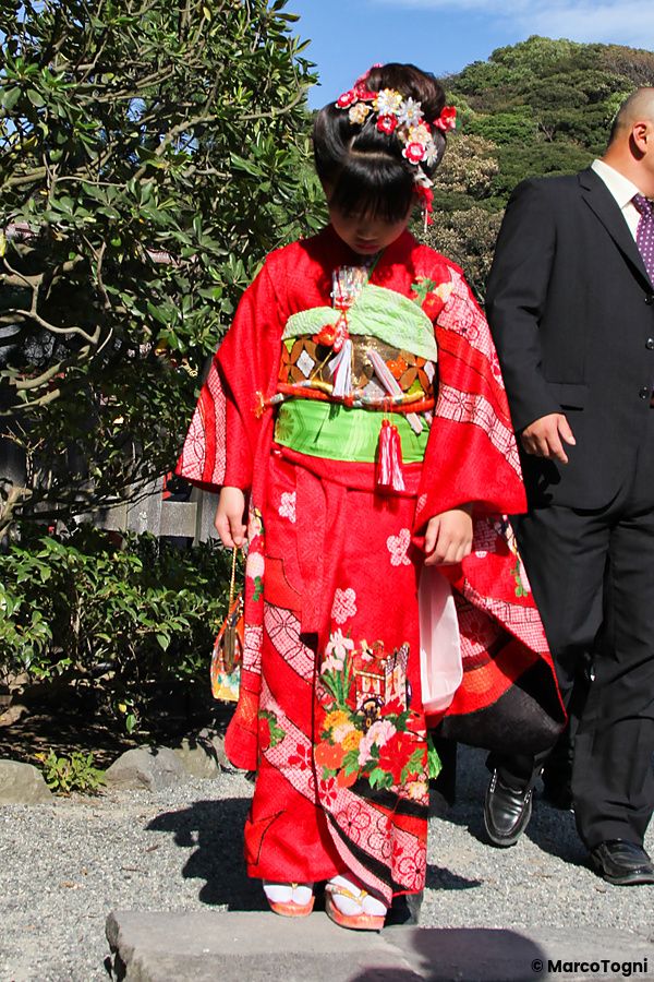Ragazza in kimono rosso al Santuario Tsurugaoka Hachiman a Kamakura.