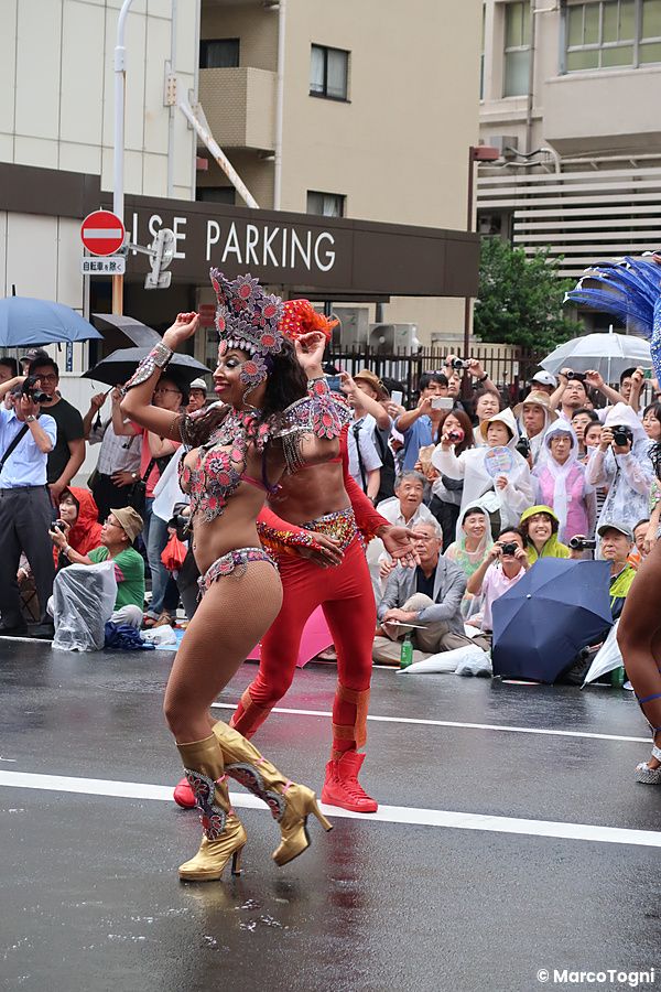 Persona in costume samba danza al Asakusa Samba Carnival, Tokyo.