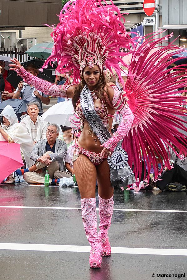 Donna in costume di piume rosa al Asakusa Samba Carnival, Tokyo.