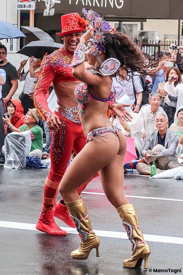 Danzatori in costumi colorati all'Asakusa Samba Carnival