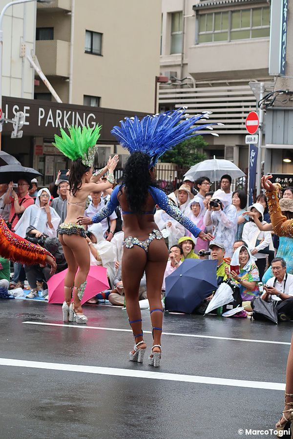 Persone in costumi samba sfilano durante l'Asakusa Samba Carnival a Tokyo.