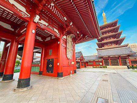 Il tempio Senso-ji a Asakusa con pagoda e strutture rosse.