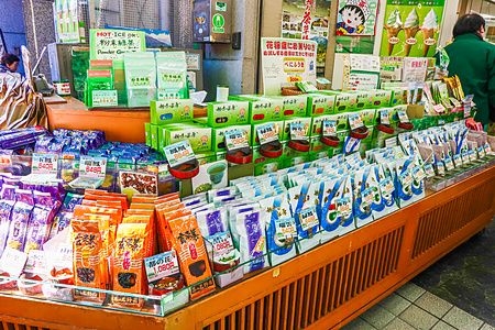 Espositore di tè giapponese e barattoli per il tè a Kiminoen Tea Garden nel negozio ad Ameyoko, Ueno.
