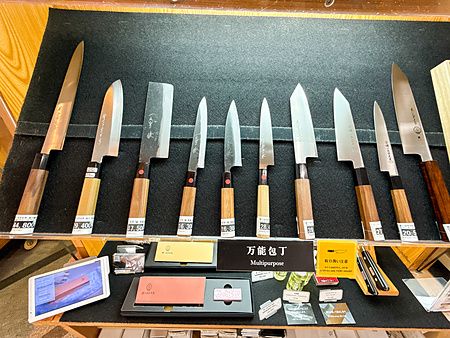 Coltelli da cucina esposti nel negozio Sakai Ichimonji Mitsuhide a Sennichimae Doguyasuji Shotengai, strada di Osaka.