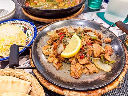 Carne di soia, piatto vegano a Seven Hills, servito in una piastra metallica con riso e pane in un ristorante di Osaka.