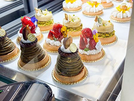 vetrina di dolci vegani al VeganCafe sister a Osaka con torte e fragole.