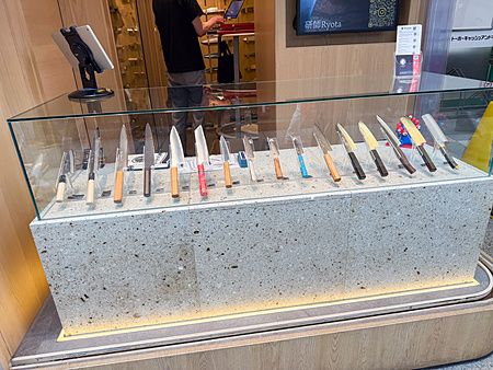 Esposizione di coltelli artigianali in una vetrina presso il negozio Jikko a Sennichimae Doguyasuji Shotengai, Osaka.