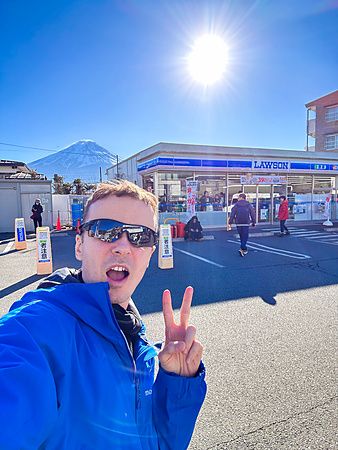 Marco Togni davanti a un Lawson a Kawaguchiko con il Monte Fuji sullo sfondo.