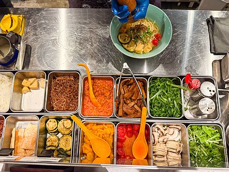 Preparazione di ramen vegano con ingredienti freschi a Soranoiro, Ginza.