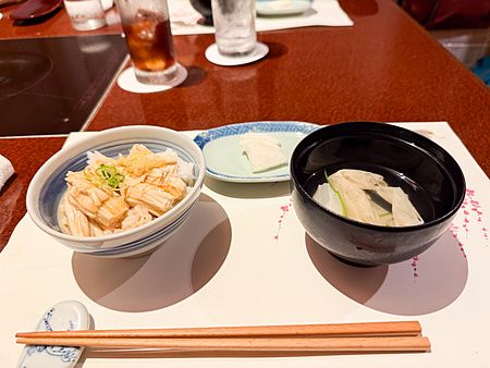 Riso con yuba e zuppa serviti in un contesto di ristorante a Ume no Hana nel quartiere di Ginza a Tokyo.