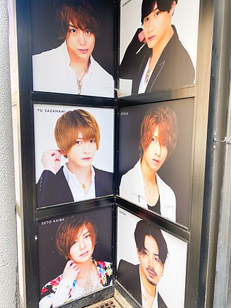 Ritratti di host maschili in un'area pubblicitaria a Kabukicho, Tokyo.