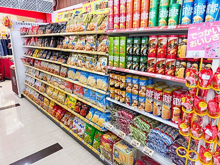 Scaffali di snack in un conbini in una stazione di servizio in autostrada in Giappone.