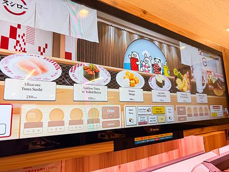 schermo per ordinare sushi in un ristorante Sushiro con varietà di piatti disponibili