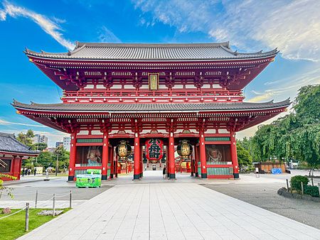 Tempio Senso-ji ad Asakusa, Tokyo, con grande porta rossa e lanterne.