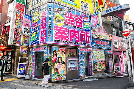 Edificio con insegne colorate e neon a Shibuya, Tokyo.