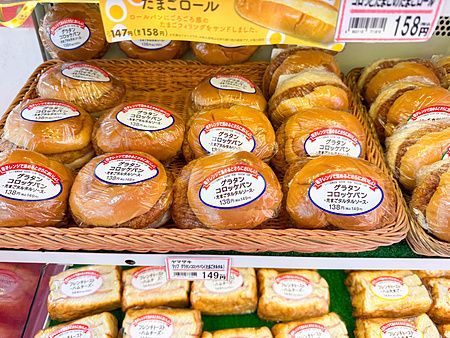 Panini confezionati su scaffali in un conbini in Giappone.