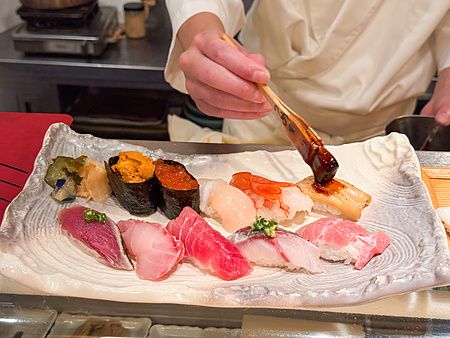 preparazione di un piatto di sushi al ristorante Sushimaru