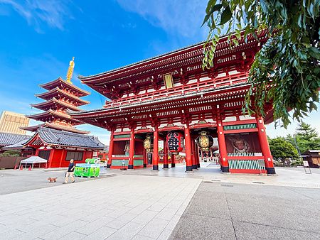 Tempio Senso-ji e pagoda ad Asakusa, Tokyo, in una giornata luminosa.