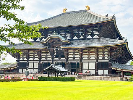 il tempio Todai-ji a Nara con un ampio prato verde e dettagli in legno.