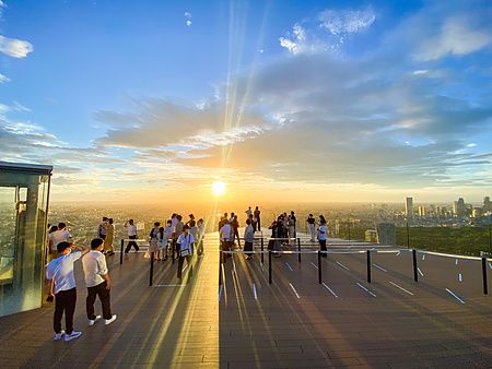 Tramonto visto dalla terrazza panoramica di Shibuya Sky con persone.