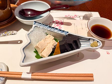 Tofu con yuba e tofu al sesamo nero serviti nel ristorante Ume no Hana a Ginza.