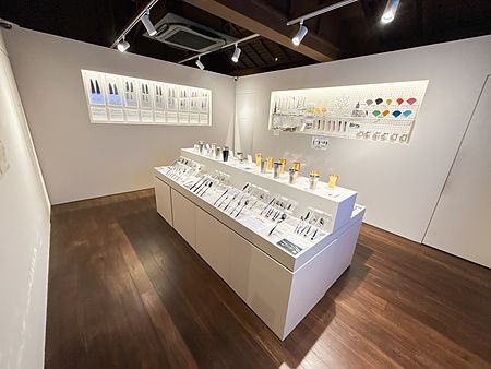 Interno della Tojiro Knife Gallery a Sennichimae Doguyasuji Shotengai, strada di Osaka, con coltelli in esposizione.