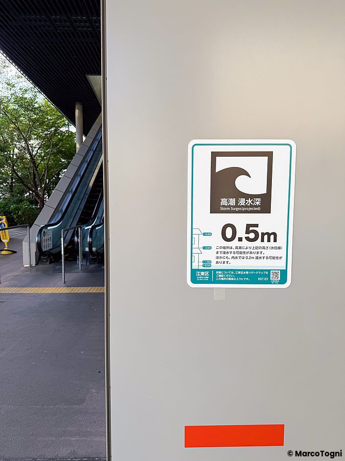 Segnale di allerta tsunami vicino a una scala mobile.