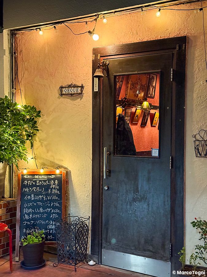 L'ingresso di un ristorante con una lavagna menu e una porta in metallo in un vicolo di Asagaya a Tokyo.