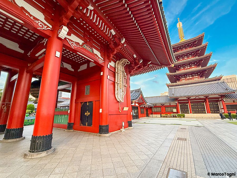 Il tempio Senso-ji a Asakusa con pagoda e strutture rosse.