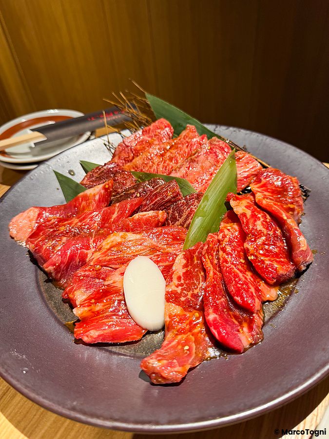 Carne di manzo cruda e pronta da cuocere servita su un piatto al Ristorante Toraji.