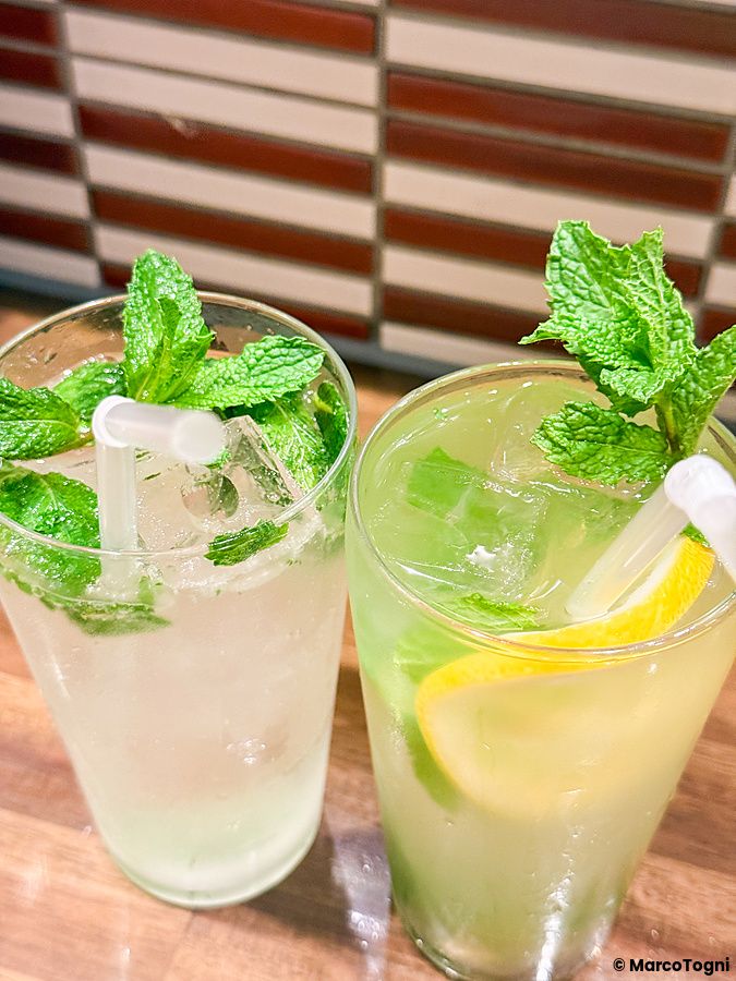 Due bicchieri di bevande con menta e limone sul tavolo del ristorante Telaviv a Kyoto.