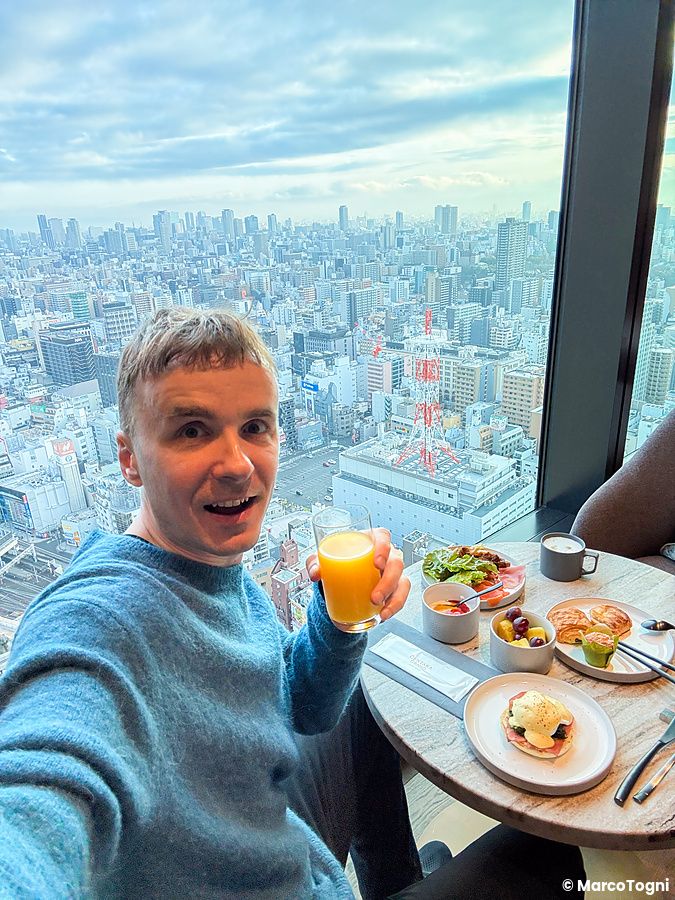 Marco Togni a colazione nella club lounge al Centara Grand Hotel Osaka con vista sulla città.