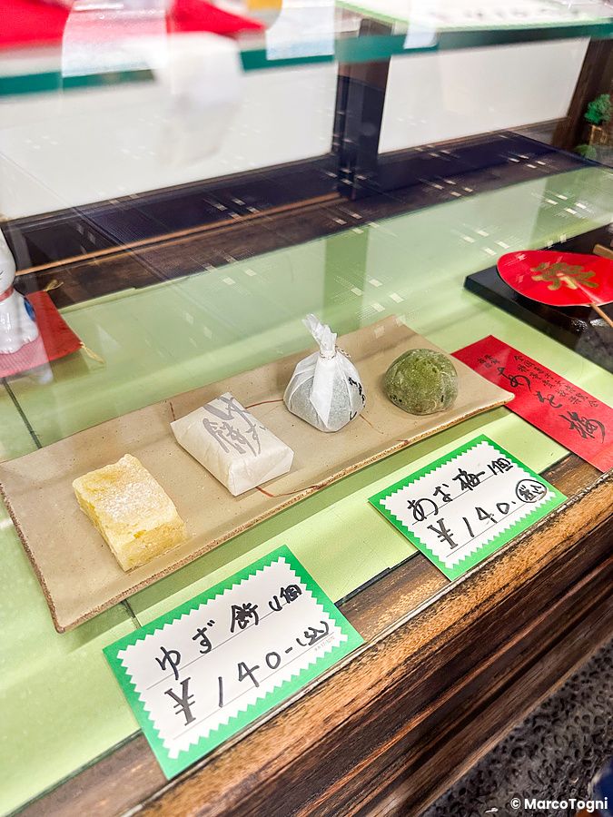 Esposizione di dolcetti giapponese da Kikuzuki all'interno di una teca di vetro a Yanaka, Tokyo.