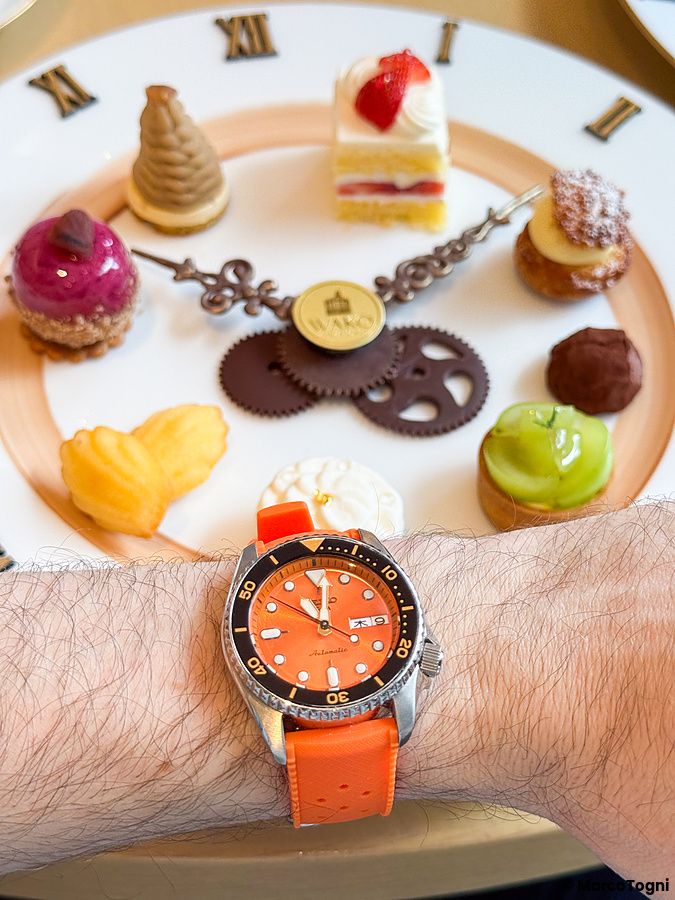 Selezione di dolci su piatto a forma di orologio al Wako Tea Salon.
