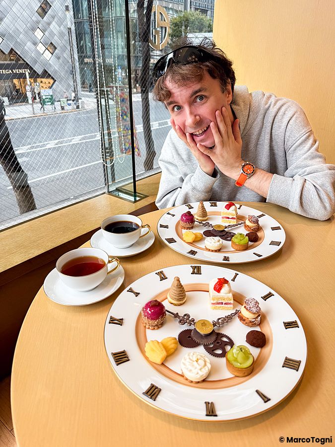 Selezione di dolci su piatto a forma di orologio al Wako Tea Salon.
