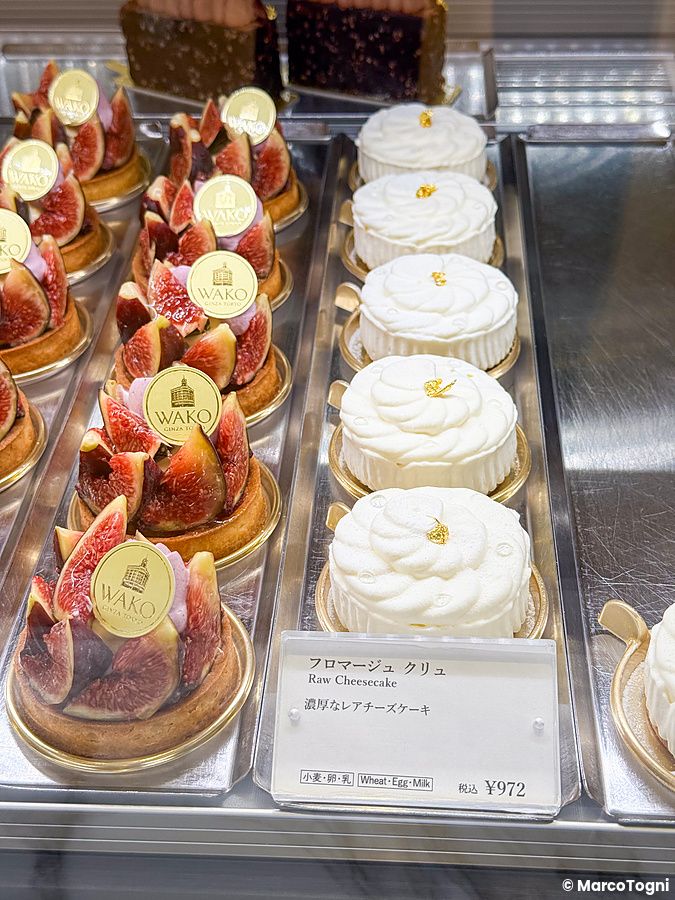 Dolci in vetrina a Wako Tea Salon a Ginza con tartellette ai fichi e cheesecake bianche con foglia d'oro.