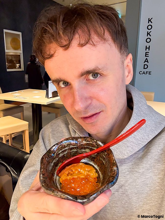 Marco Togni mostra un piccolo donburi con riccio e ikura a Sushi & Bar Fujiro Marunouchi Tokyo.