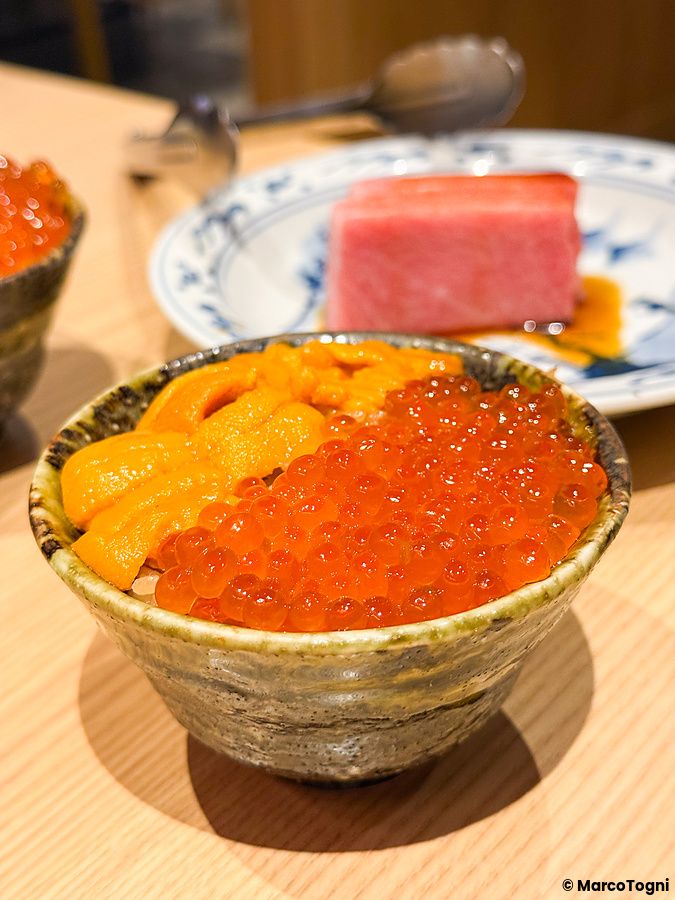 Donburi con riccio di mare e ikura servito in una ciotola di ceramica presso il ristorante Yakiuo Ishikawa a Roppongi.