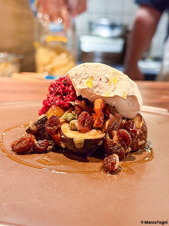 Un piatto vegano di funghi con crema e uvetta servito al ristorante Mushroom Tokyo a Omotesando.