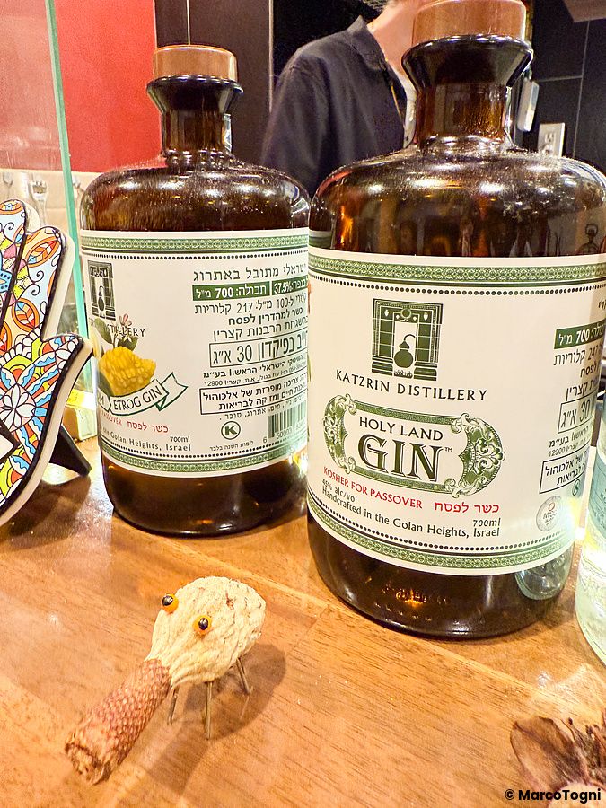 Due bottiglie di gin della Katzrin Distillery posizionate sul bancone in legno del ristorante Telaviv a Kyoto.