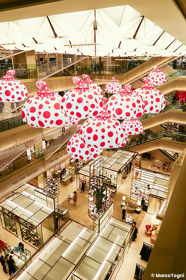 Installazione artistica con zucche a pois di Yayoi Kusama sospese nell'atrio del centro commerciale Ginza Six a Tokyo.