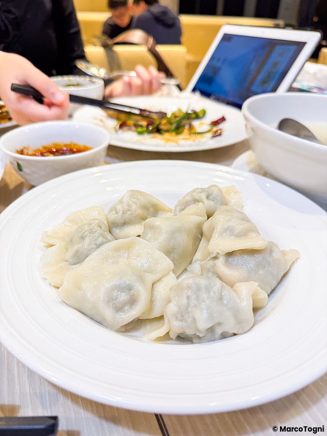 Un piatto di gyoza al vapore servito su un tavolo nel ristorante cinese Mara Daigaku a Ueno.