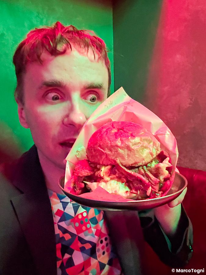 Marco Togni guarda con stupore un hamburger vegano all'interno del ristorante Neo Shinjuku Atsushi a Shinjuku.