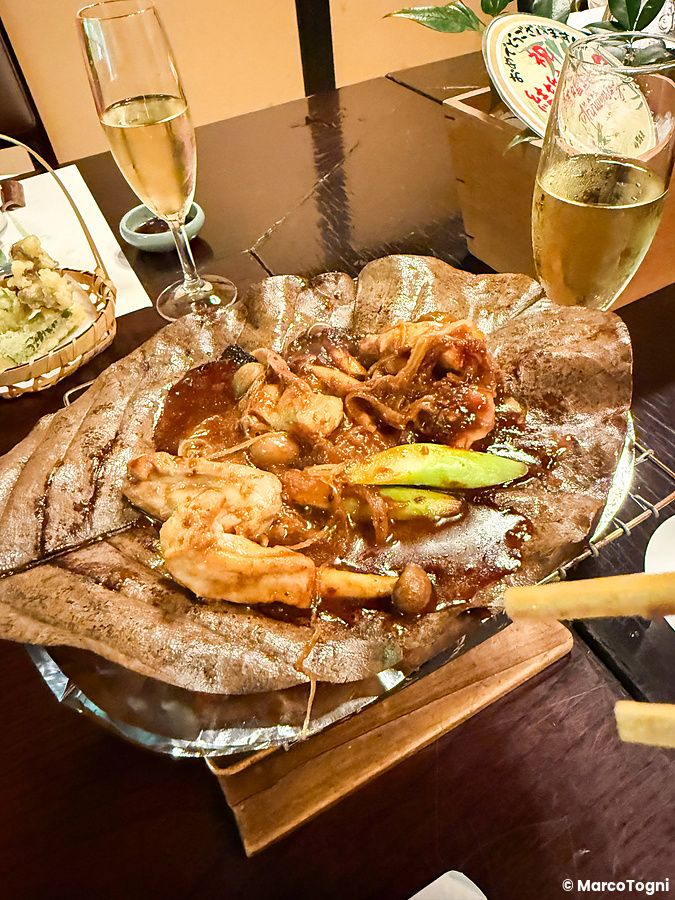 Un hobayaki con carne e miso servito su una foglia di magnolia al ristorante Kurochaya di Akiruno.