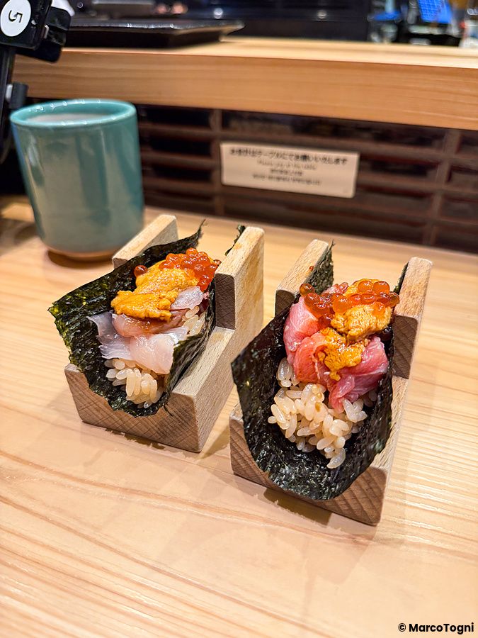 Temaki con ricci di mare e uova di salmone al Kaiten Sushi Ginza Onodera.