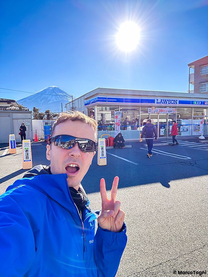 Marco Togni davanti a un Lawson a Kawaguchiko con il Monte Fuji sullo sfondo.