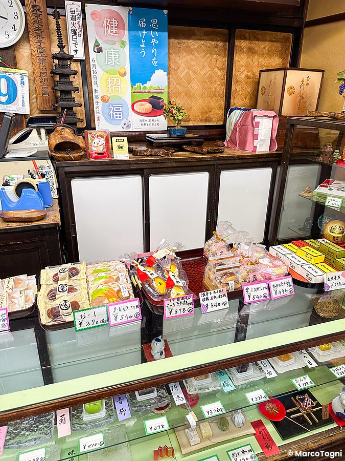 Vetrina colma di dolci giapponesi confezionati nel negozio storico Kikuzuki a Yanaka, Tokyo.